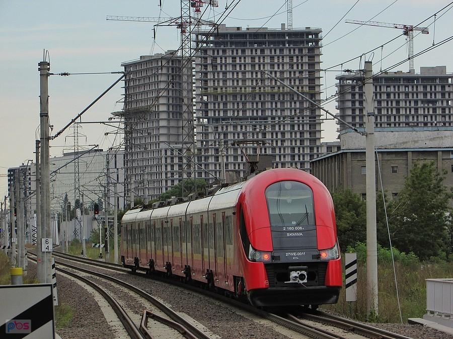 Pociąg SKM, a w tle budowa 27 piętrowych budynków Bliska Wola Tower