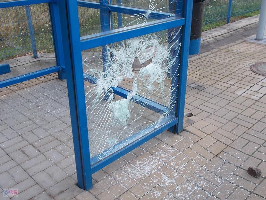 Zdemolowana wiata przystanku kolejowego w Tomaszowie Bolesławieckim