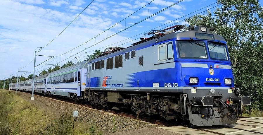 Pędzący na trasie Gdynia - Wrocław IC Heweliusz