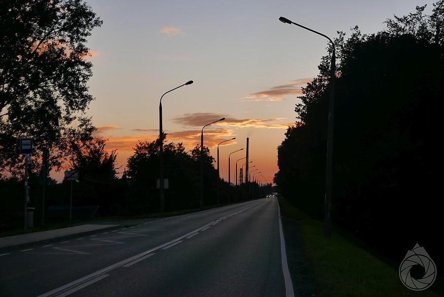 w stronę kominów Huty Sędzimira