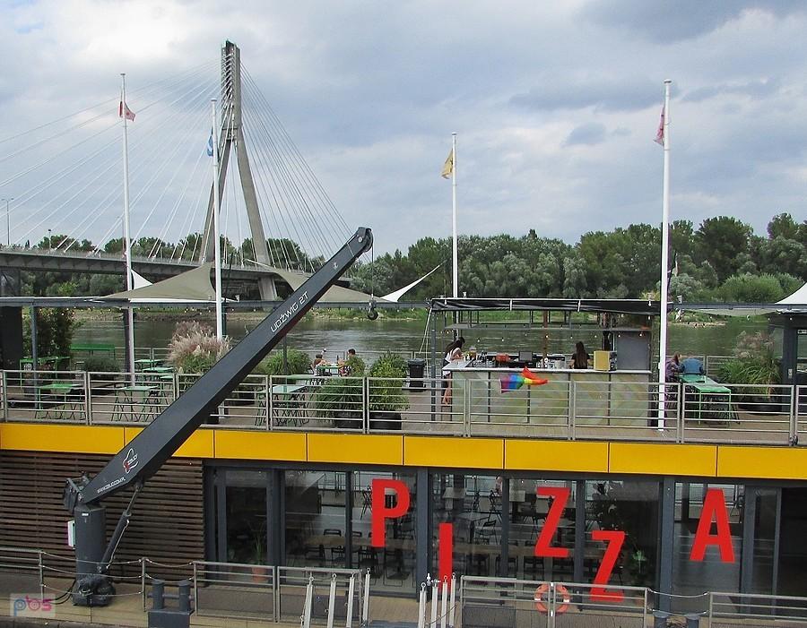 Barka z piwem i pizzą przy Moście Świętokrzyskim