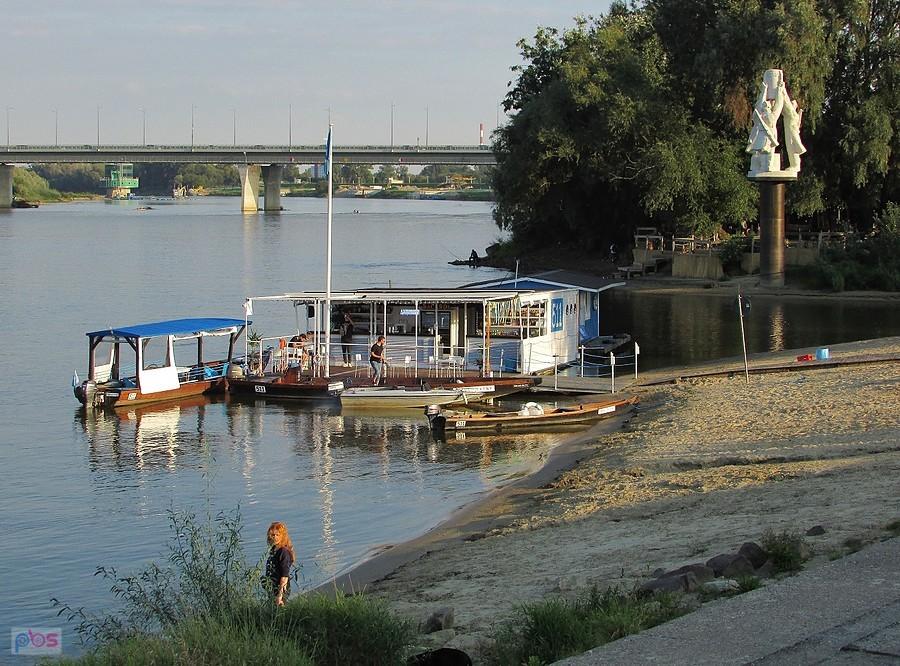 Knajpka na wodzie przy pomniku Sapera