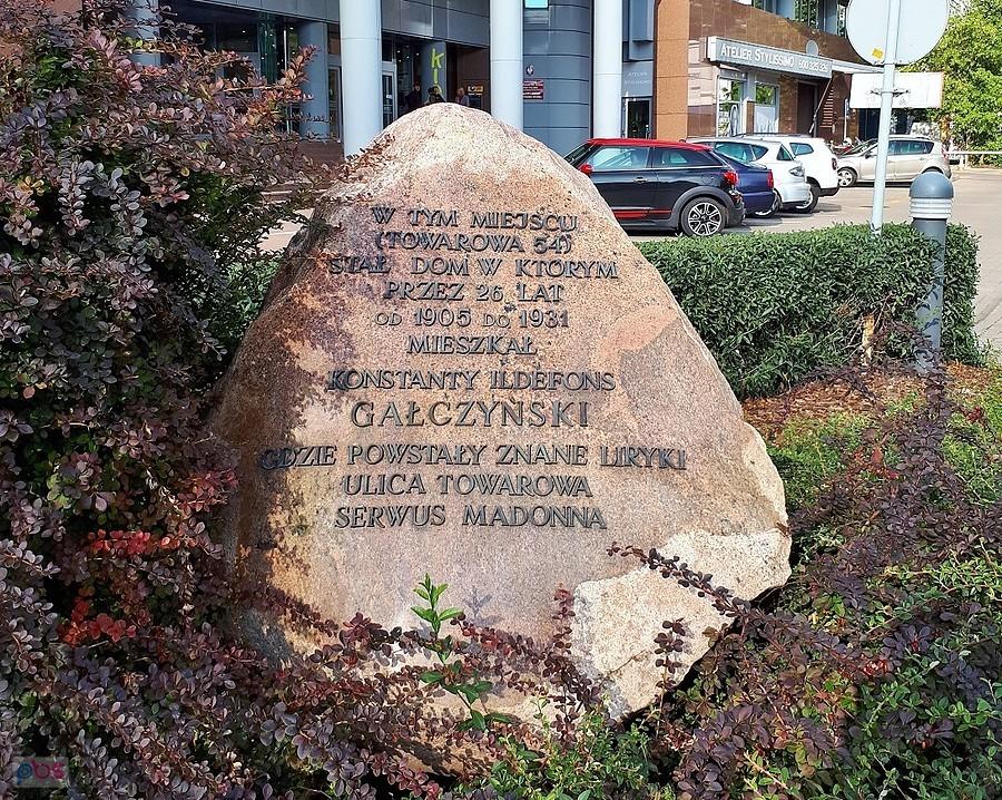 Kamień Gałczyńskiego na rogu Towarowej i Grzybowskiej