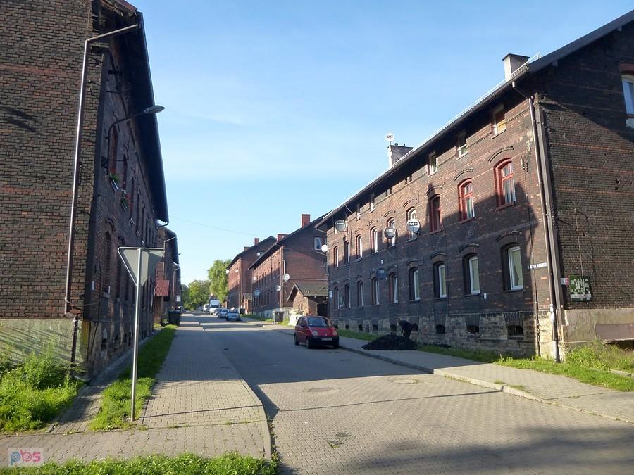 Ulica z ceglaną zabudową