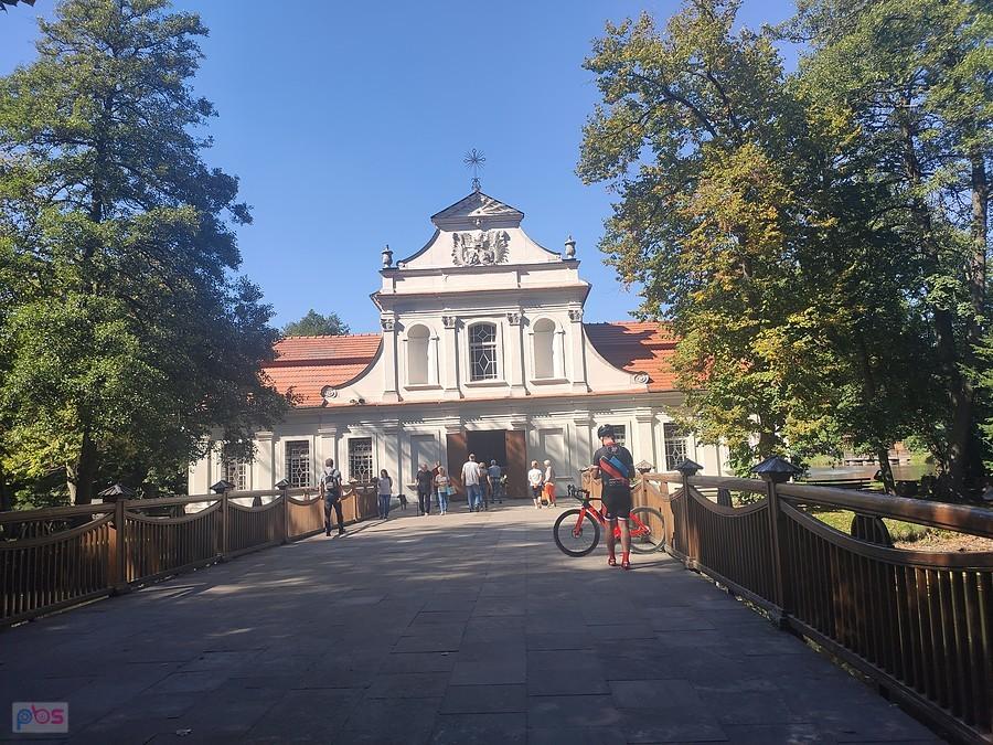 Tak zwany "Kościół na wodzie" w Zwierzyńcu