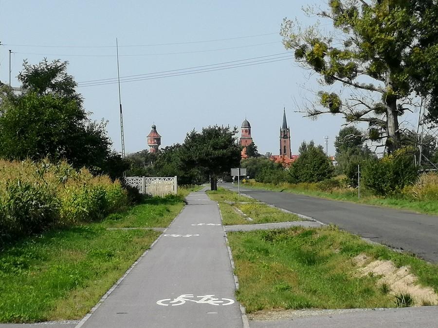 Trzy wieże na horyzoncie podczas wjazdu do Żmigrodu.