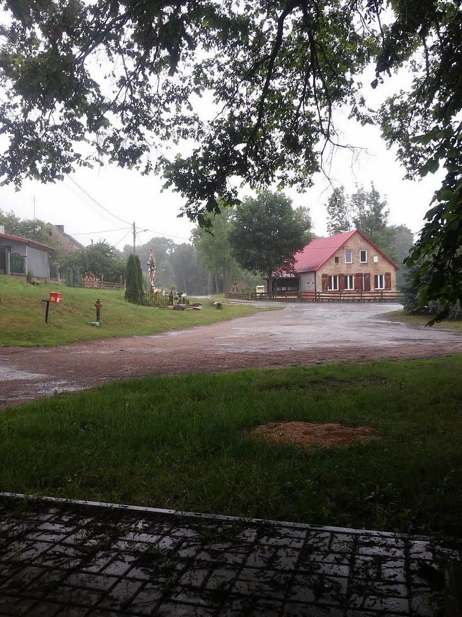 Przeczekuję ulewę pod wiatą w Maczkowie