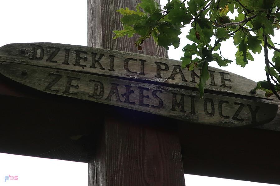 Napis na krzyżu w Dolinie Brzoskwinki