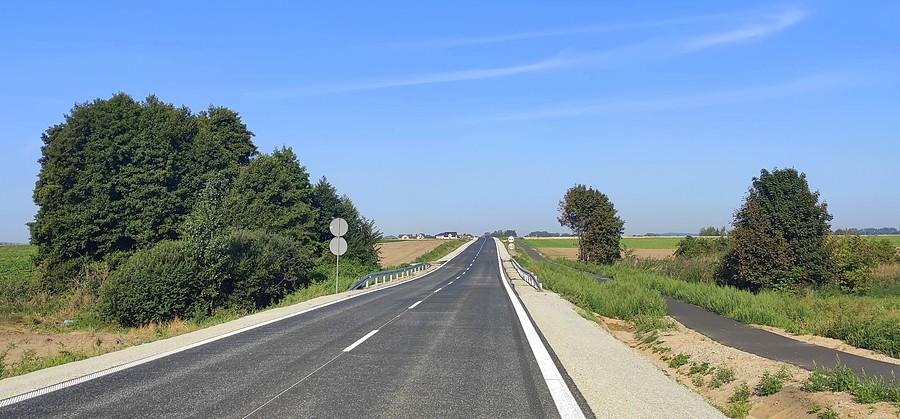 Piękny, nowy asfalt oraz kompletnie niepotrzebna DDR-ka, okolice Stęszewa