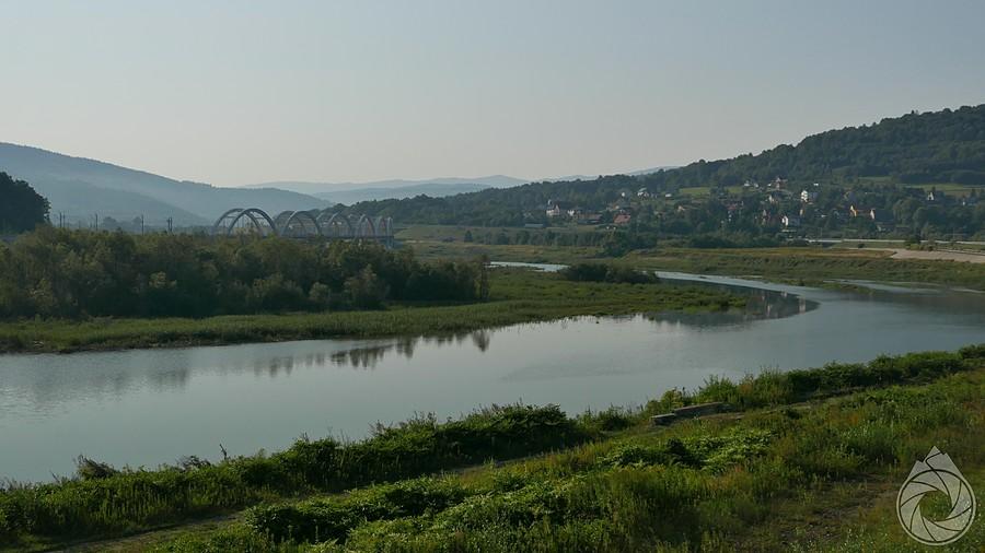 linia kolejnowa Kraków-Sucha przemykająca przez zalew