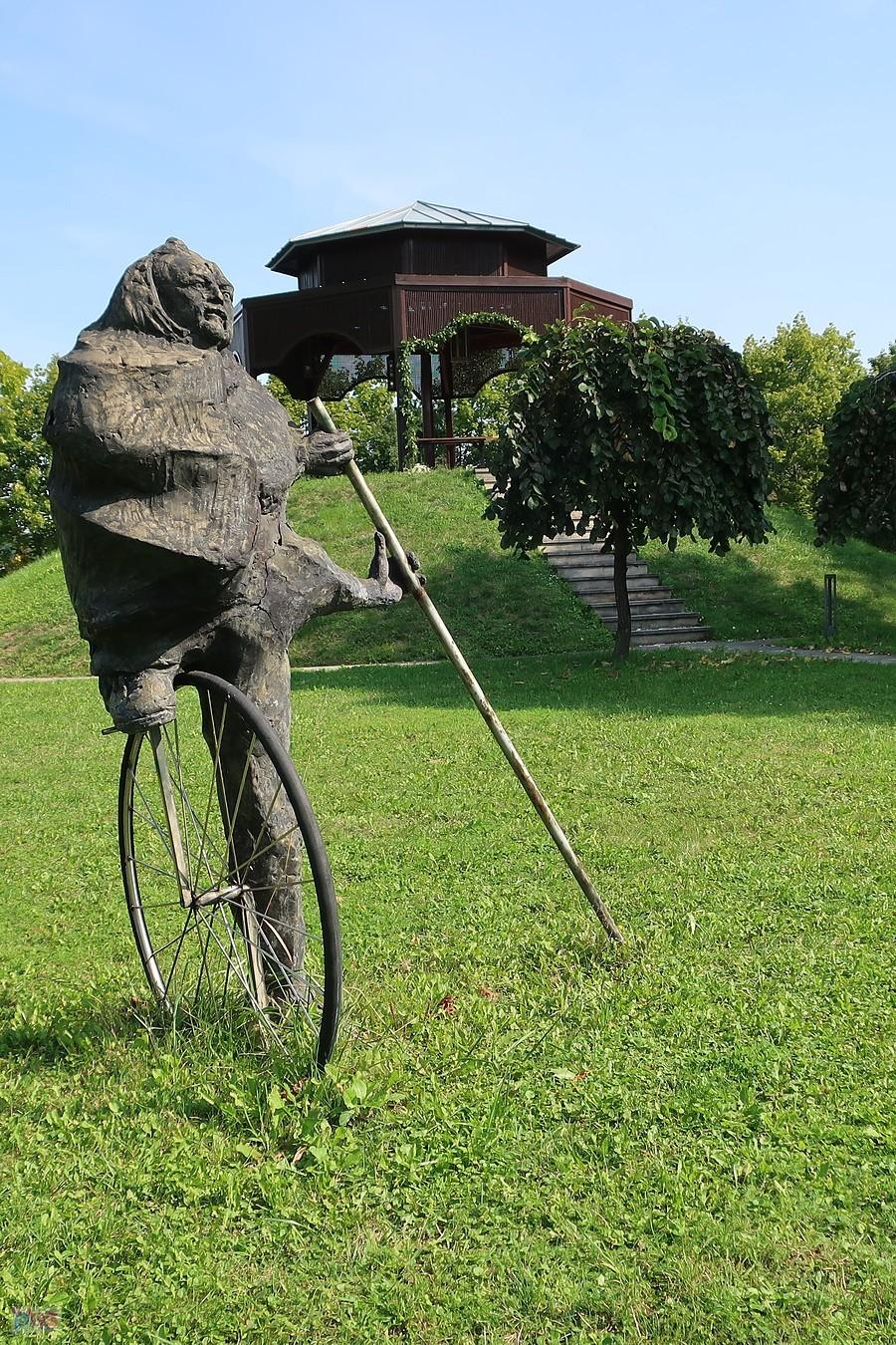 Rzeźba w parku w Tomaszowicach