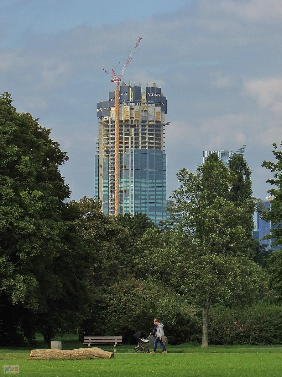 Budowa Varso Tower z Pola Mokotowskiego
