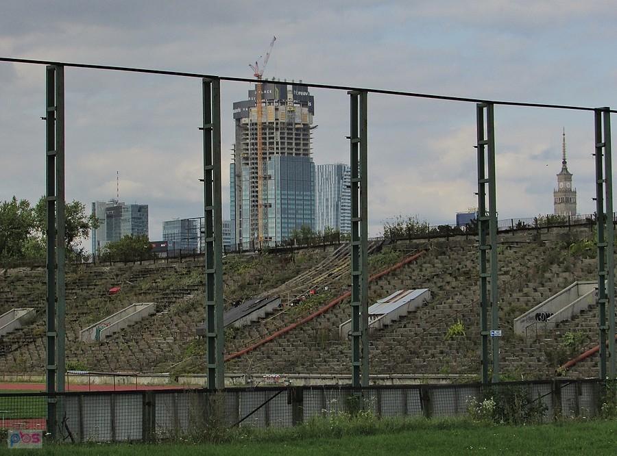 Zruinowany stadion Skry i budowa nowoczesnego biurowca Varso Tower
