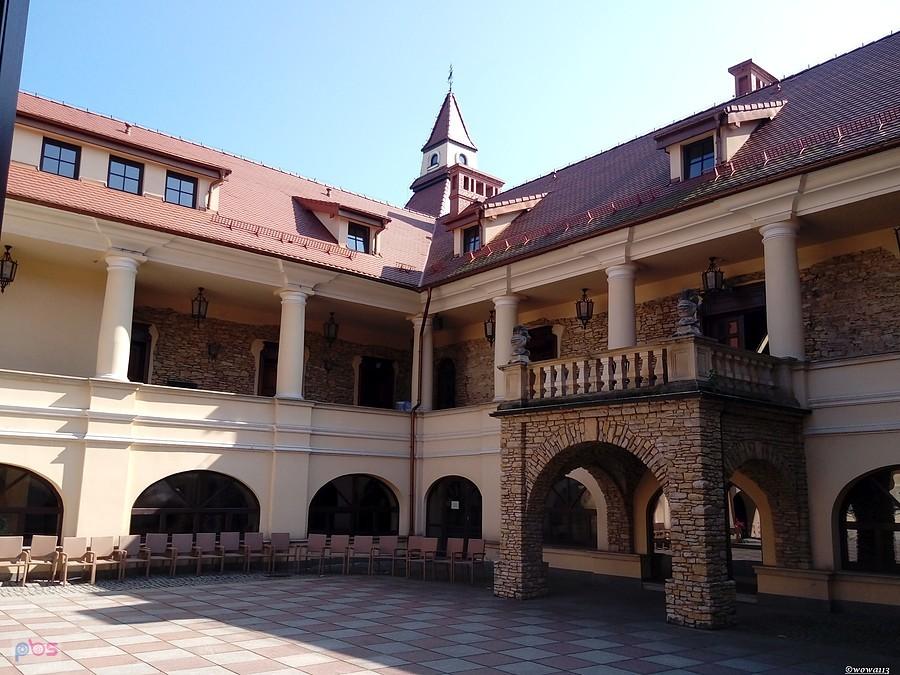 Na dziedzińcu zamku Wrochema
