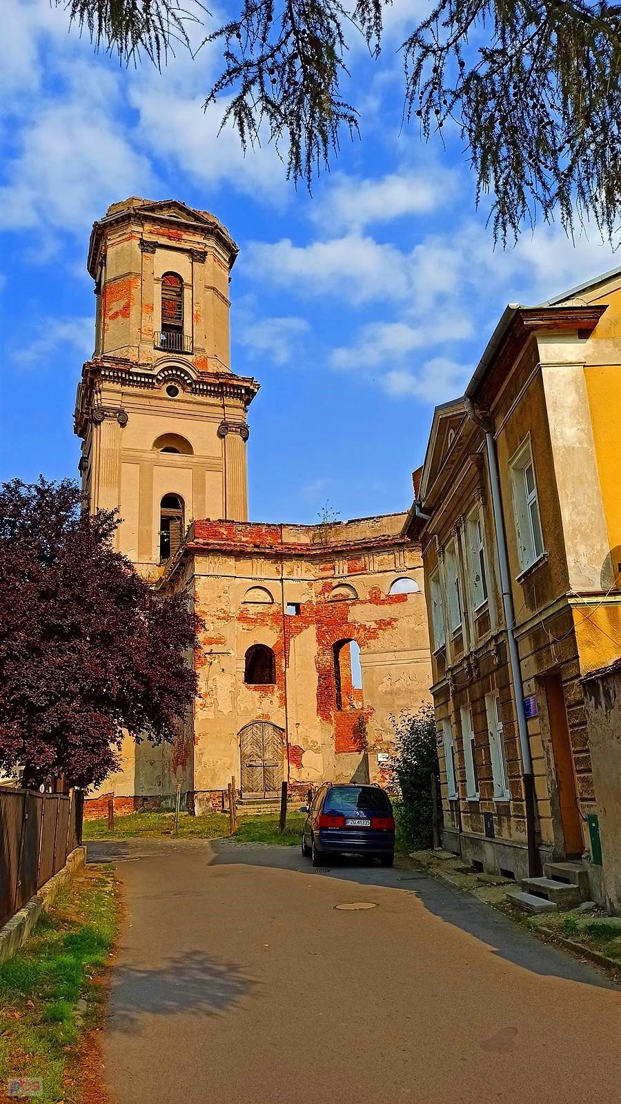 Ruiny dawnego kościoła ewangelickiego, zbudowanego w latach 70-tych XVIII w. na ruinach XII- wiecznego zamku piastowskiego, a potem browaru.
