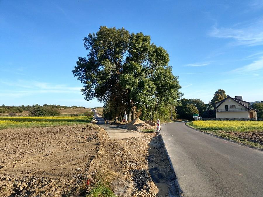 Nowa droga między Małusami Małymi a Mstowem