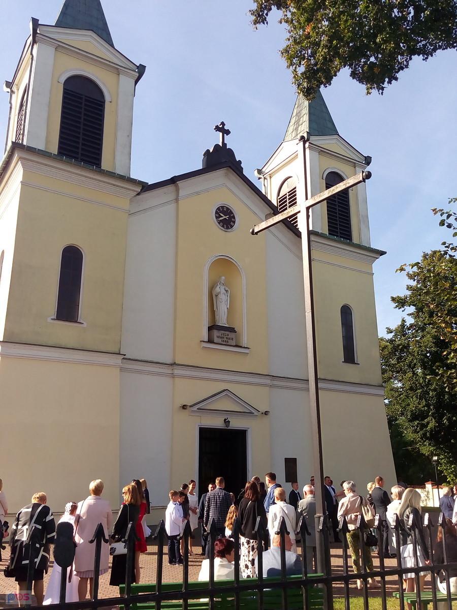 Kontrola czasu i zaległa I komunia w kościele w Borzęcinie...