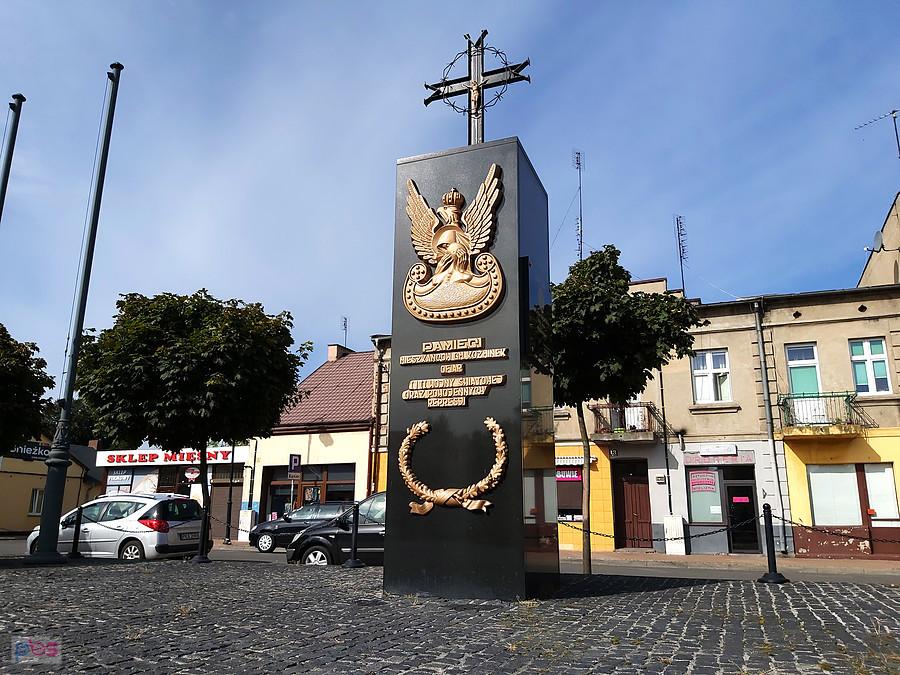 Pomnik na rynku w Koźminku