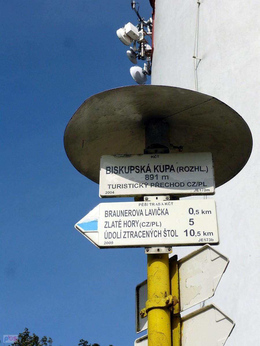 Tablice turystyczne przy szlaku na Biskupską kupę