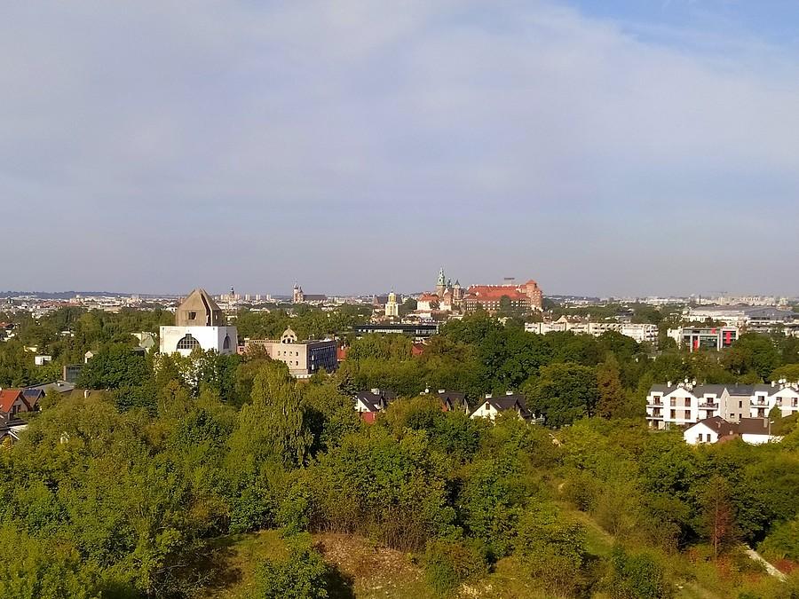 Widok na Kraków z okolic Skałek Twardowskiego na Zakrzówku.
