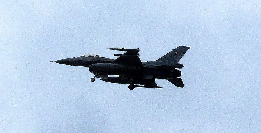 F16 w pełnym uzbrojeniu