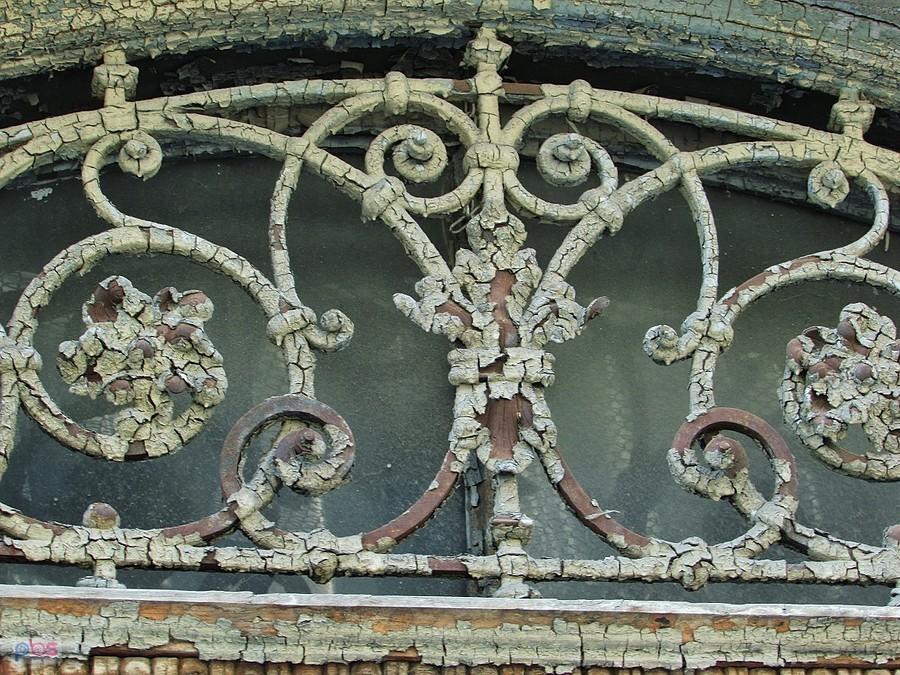 Zdobienia nad drzwiami wejściowymi - kamienica Majera Wolanowskiego na Próżnej