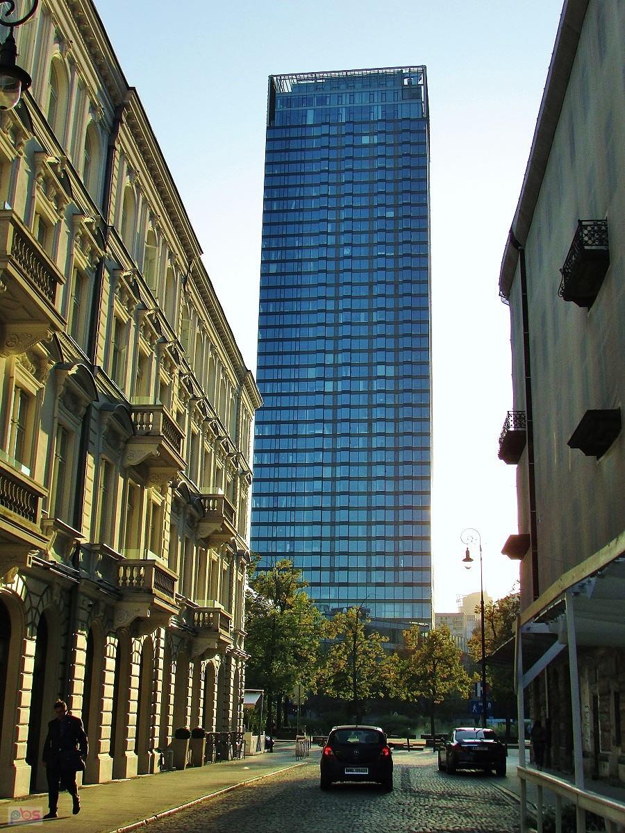 Cosmopolitan Twarda 2/4 zamyka ul. Próżną