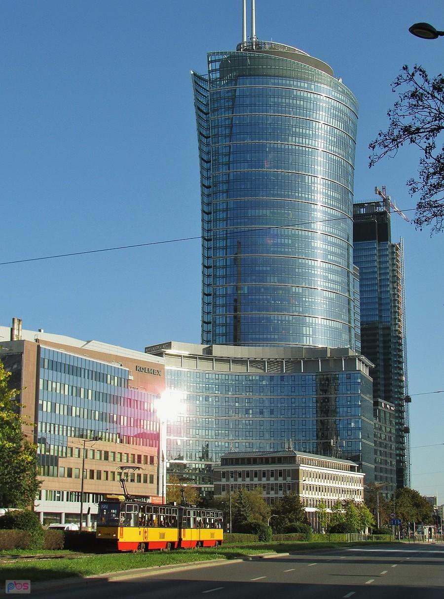 Warsaw Spier i przycupnięta przy nim Bellona