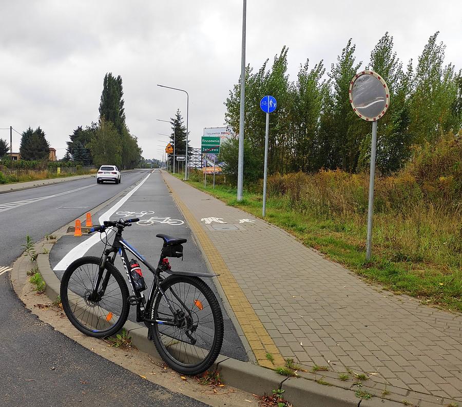 Polskaaaaa, biało-czerwoniiii, czyli nawet się nie zdziwiłem na ten krawężnik :), Zalasewo