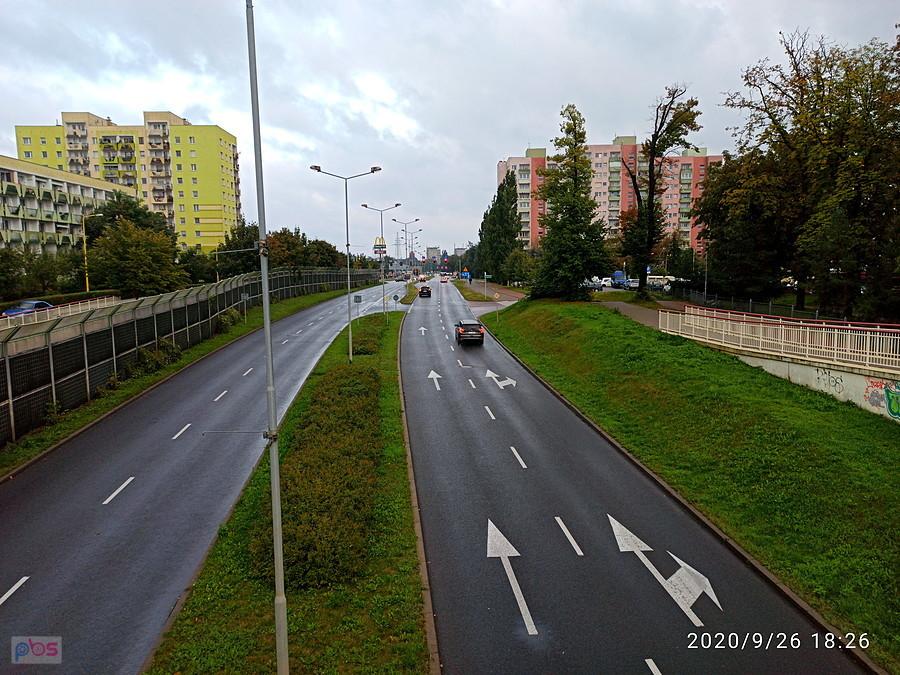 Wieczorem nad ulicą Wszystkich Świętych.