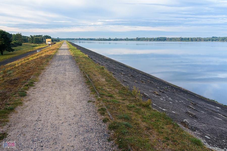 Zbiornik wodny "Poraj" widziany z brzegu w miejscowości Masłońskie.