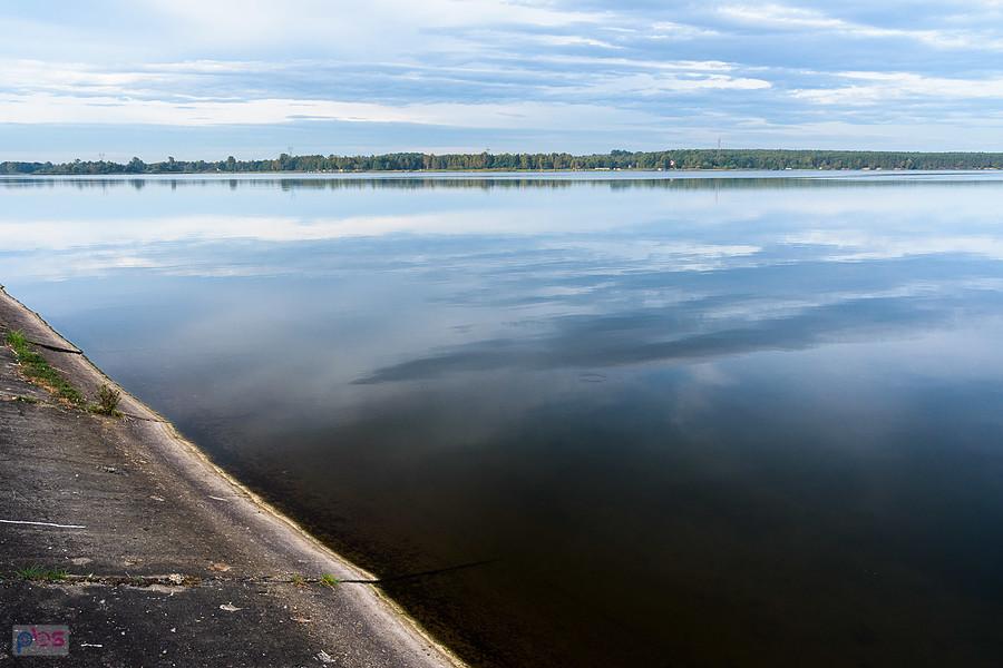 Zbiornik wodny "Poraj" widziany z brzegu w miejscowości Masłońskie.