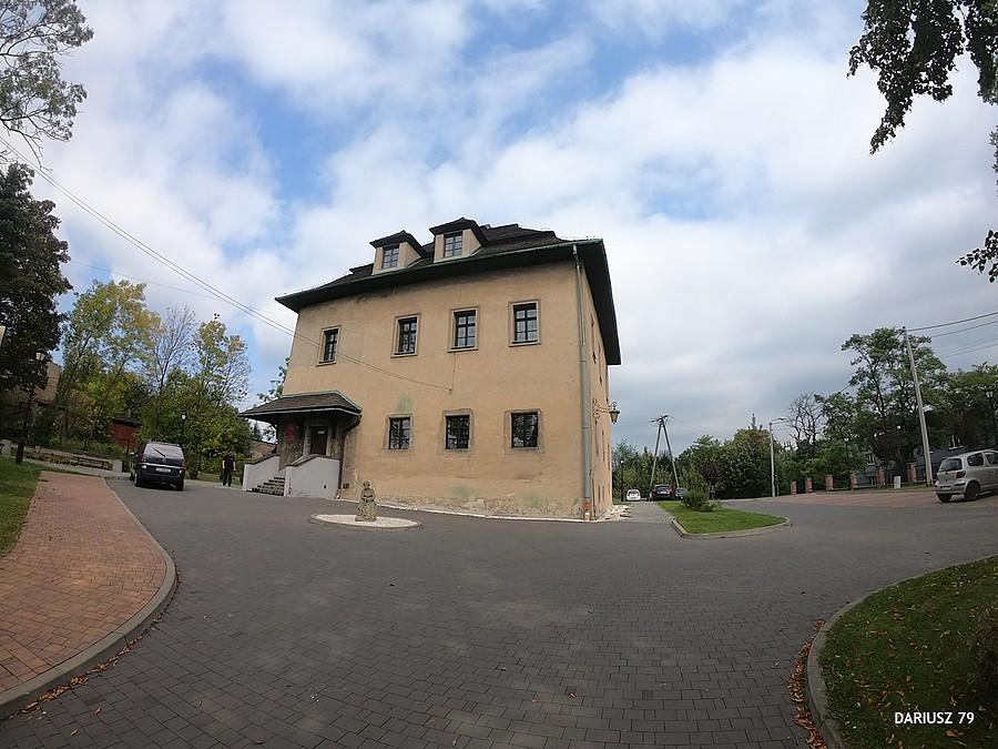 Dobieszowice - Zabytkowy dwór obronny