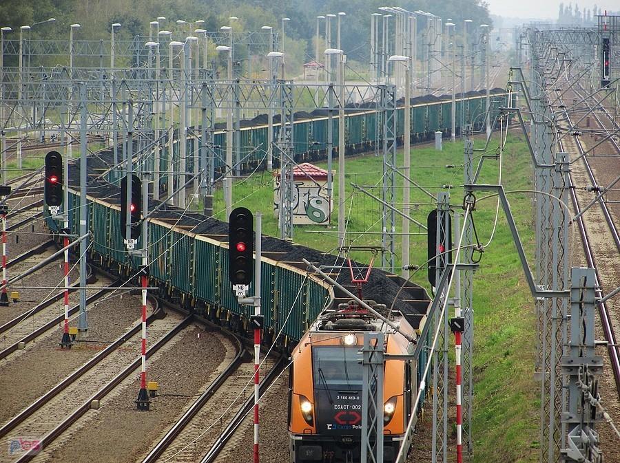 Dragon z pełnymi wagonami węgla zawinął się na bocznicy Okęcie