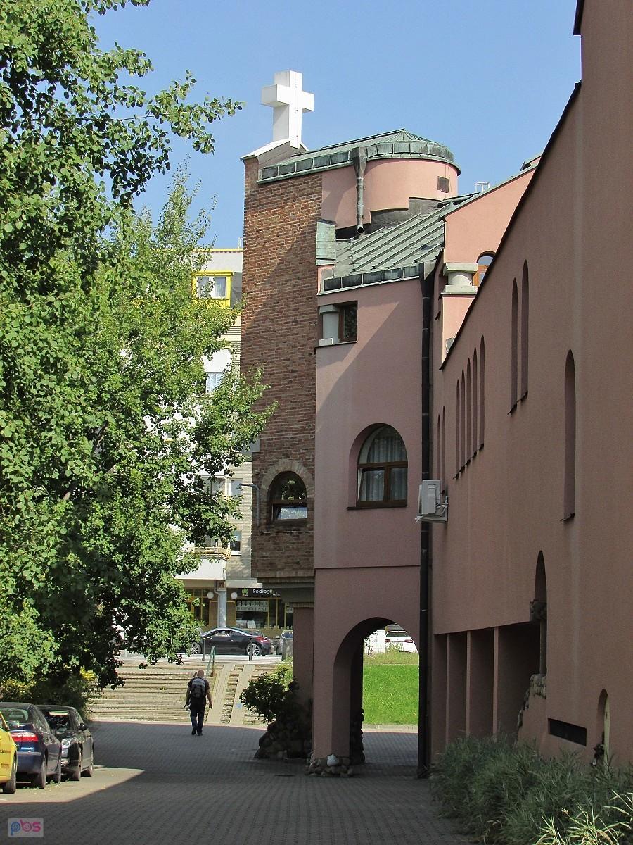 Przy kościele Wniebowstąpienia Pańskiego na Ursynowie