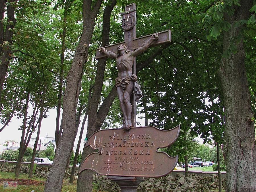 Żeliwny krzyż na grobie Felicyanny Bogdaszewskiej † 1861