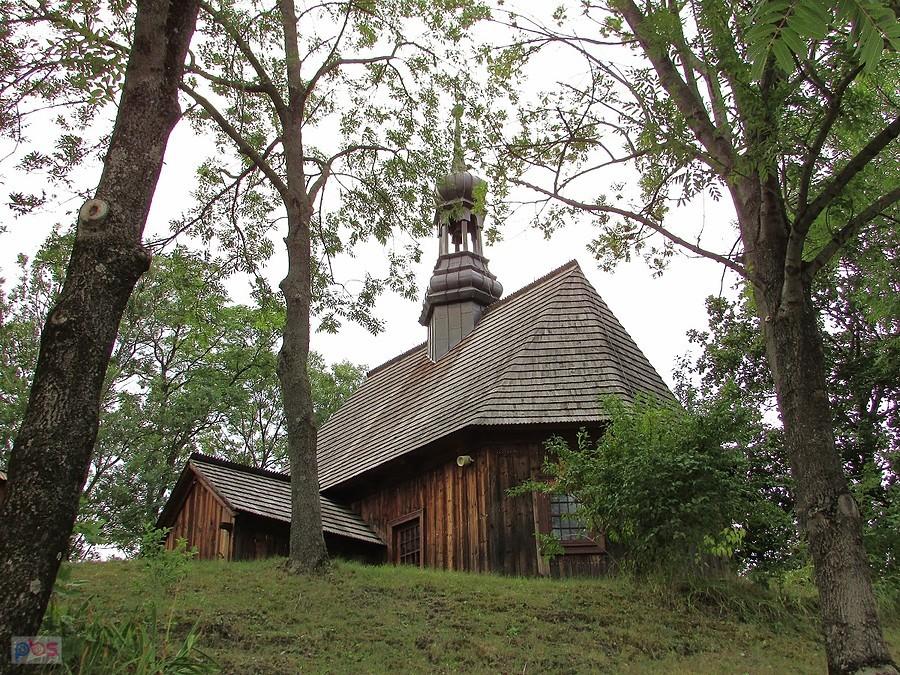 Drewniany kościółek na górce w Chotelku