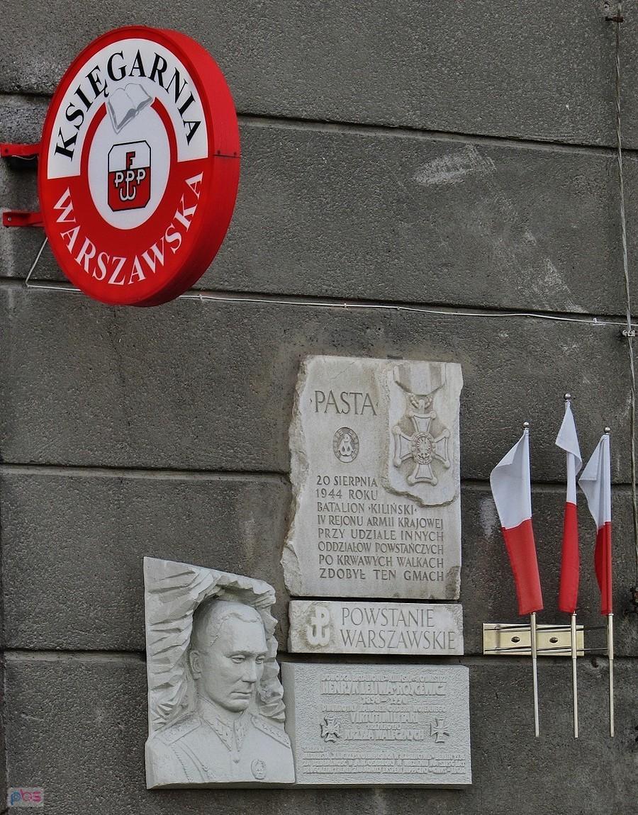Tablice na ścianie gmachu Pasty i szyld Księgarni Warszawskiej