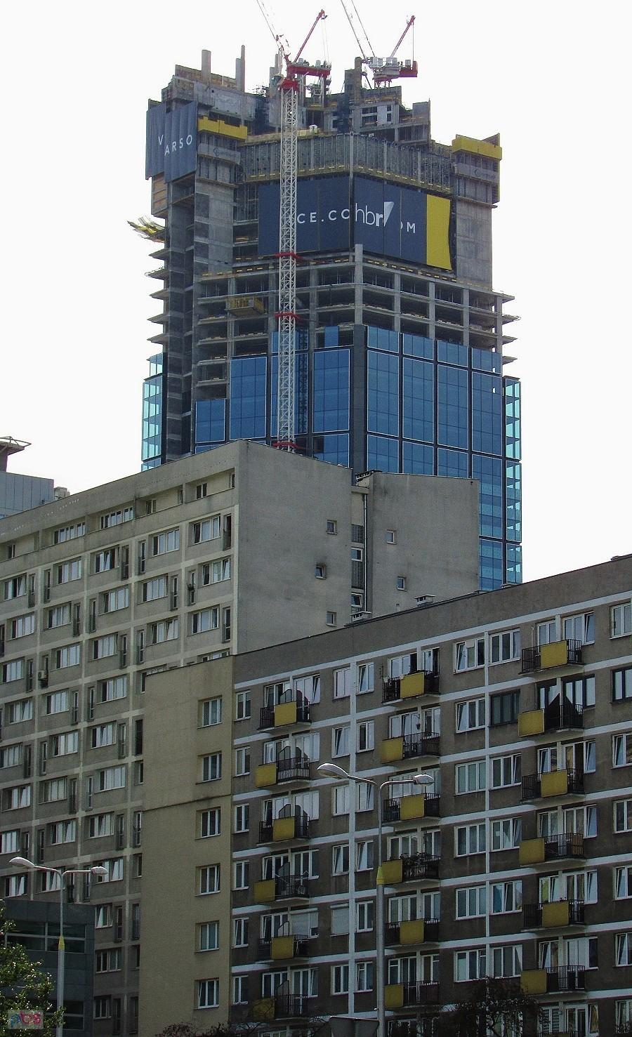 Zza bloków na Emilce wychylił się Varso Tower