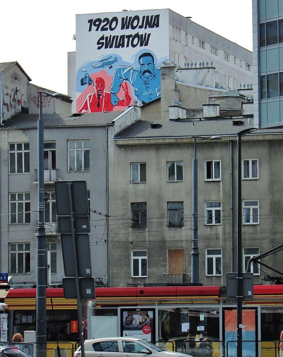 Mural 1920 Wojna Światów na ścianie budynku przy Prostej