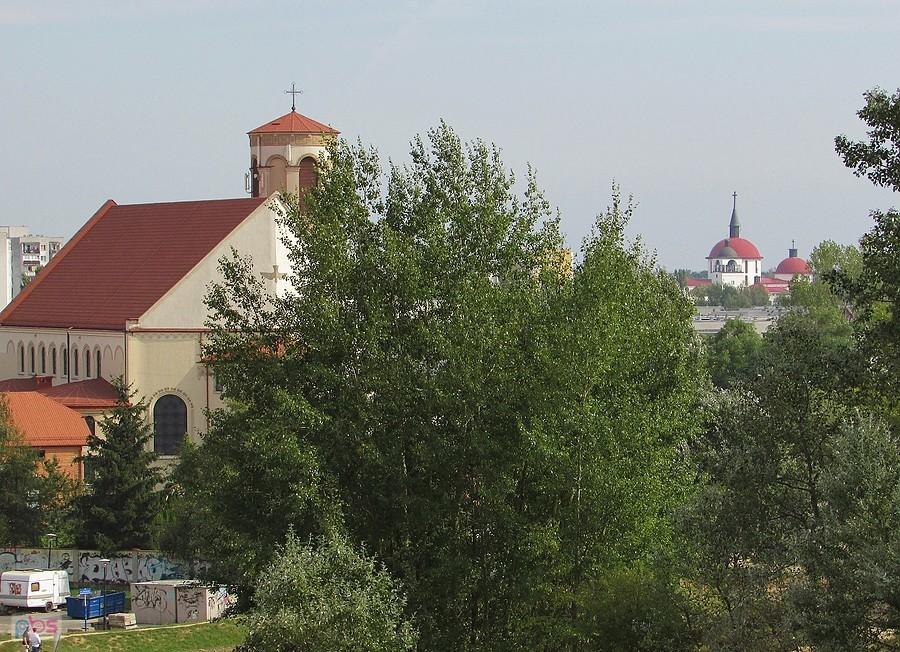 Z Górki Kazurki widać dwa najładniejsze kościoły na Ursynowie