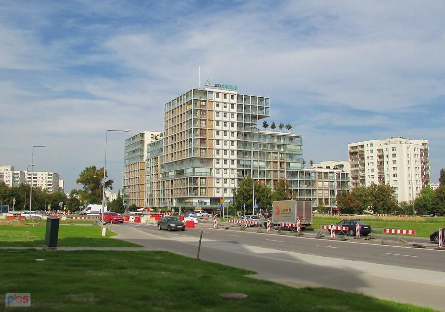 Tunel POW przy skrzyżowaniu Stryjeńskich i Płaskowickiej, przykryty i obsiany trawką