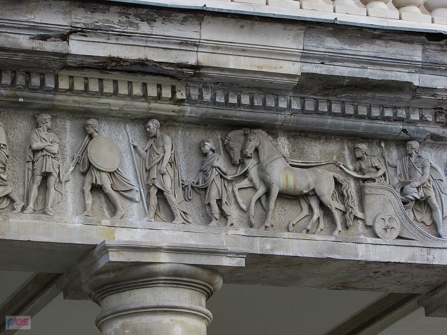 Fragment fryzu nad wejściem do Teatru Wielkiego