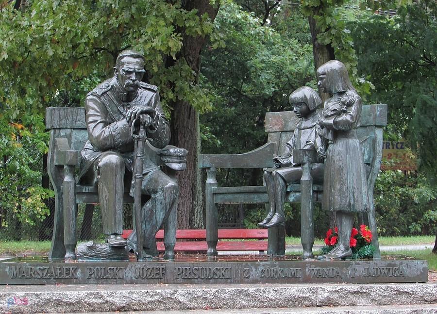 Marszałek Piłsudski z córkami