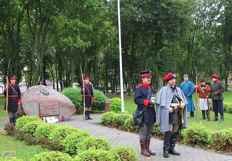 Okuniew - warta oddziału rekonstrukcyjnego przy kamieniu ofiar ziemi okuniewskiej