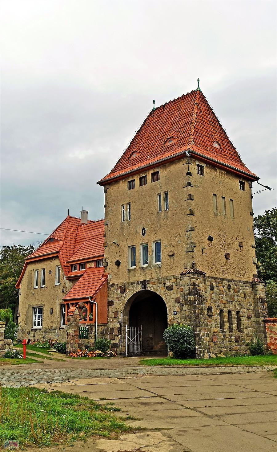 Budynek bramny. Dawny wjazd do pałacu w Wyszanowie