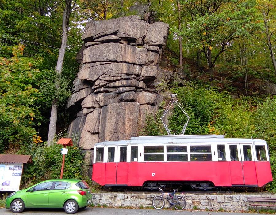 Pomnik ku czci tramwaju z Jeleniej Góry do Podgórzyna. Plus psująca wszystko puszka :)