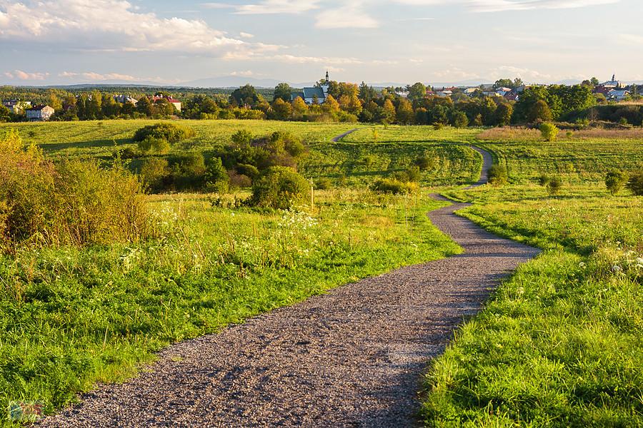 Po krótkim zjeździe i podjeździe - widok na południe w kierunku centrum Sławkowa