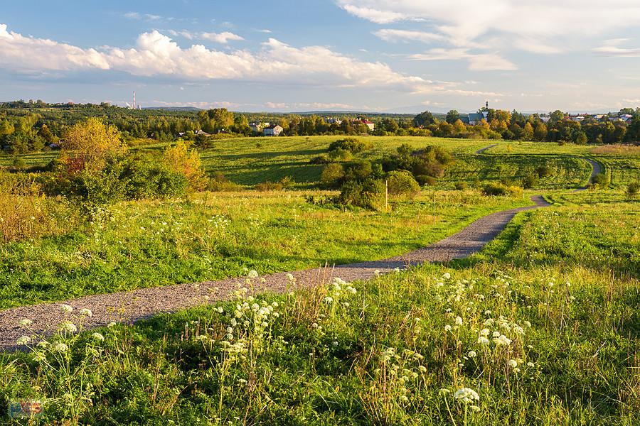 Po krótkim zjeździe i podjeździe - widok na południe w kierunku centrum Sławkowa
