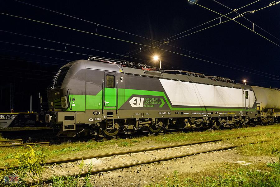 Wygaszony Vectron 193-737 stojący na torze głównym dodatkowym stacji Zawiercie
